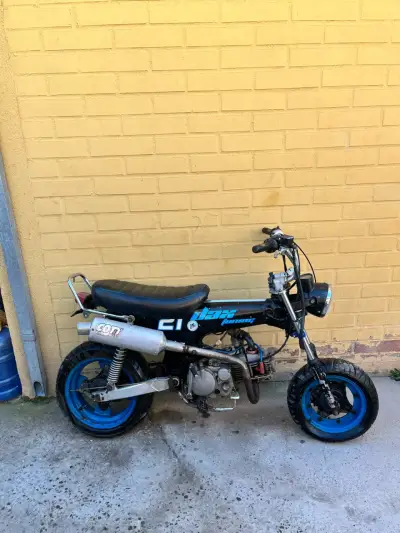 Mini moto Dax azul con detalles deportivos - miniatura 3