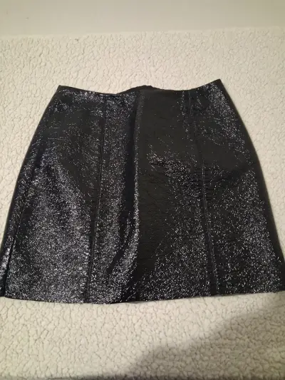 Falda corta negra brillante para mujer - miniatura 1
