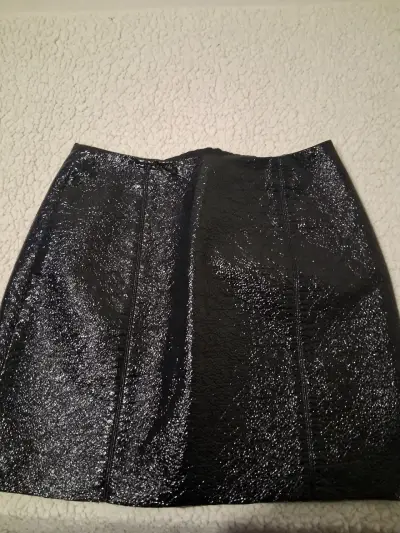 Falda corta negra brillante para mujer - miniatura 2