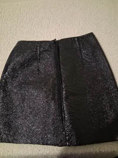 Falda corta negra brillante para mujer - miniatura 4