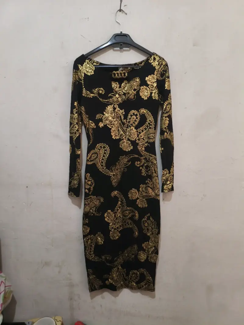 Vestido ajustado negro con estampado dorado elegante - 2