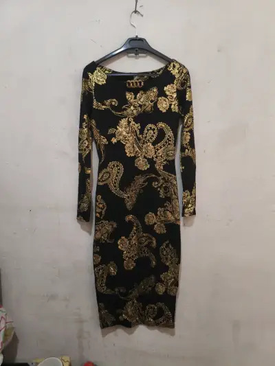 Vestido ajustado negro con estampado dorado elegante - miniatura 2