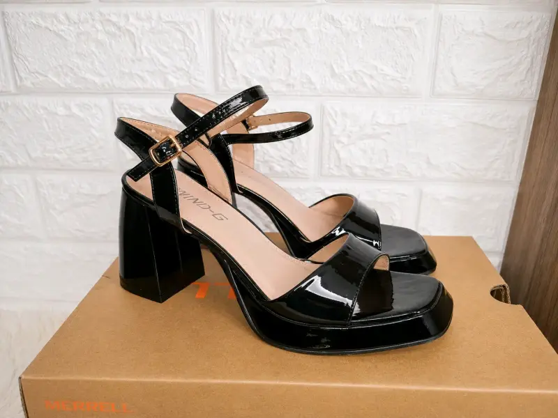Sandalias de tacón alto negras charol
