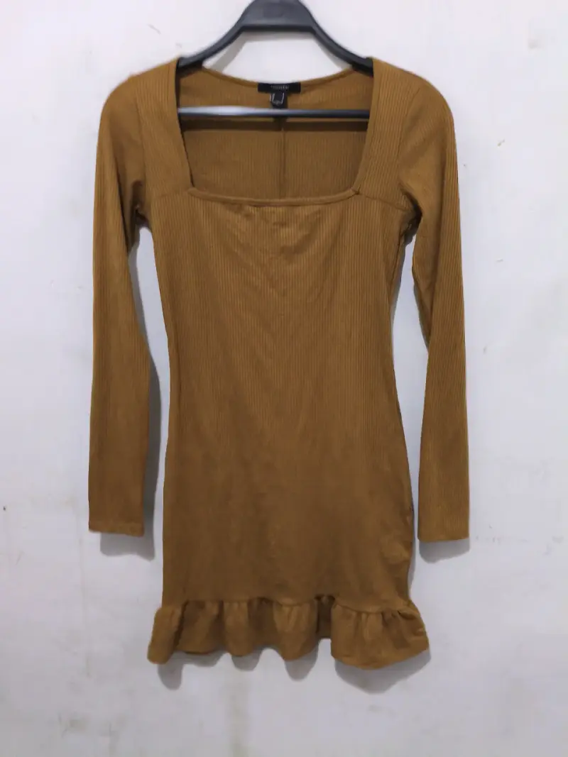 Vestido corto color mostaza con volantes - 2