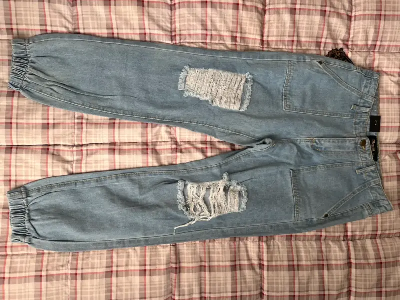 Jeans de mezclilla azul con diseño desgastado - 1