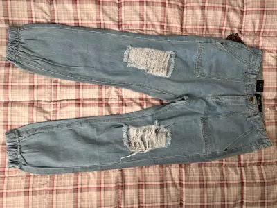 Jeans de mezclilla azul con diseño desgastado - miniatura 1