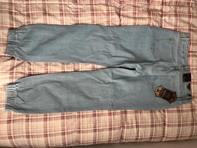 Jeans de mezclilla azul con diseño desgastado - 2
