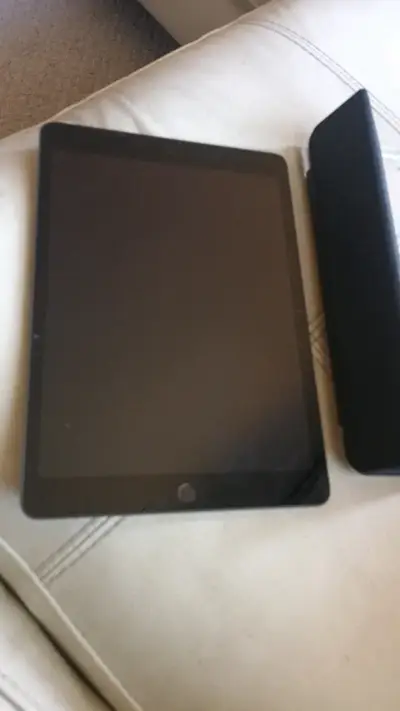 iPad con funda protectora negra - miniatura 1