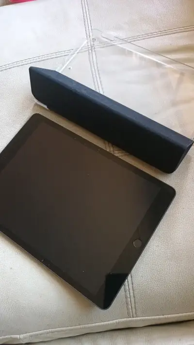 iPad con funda protectora negra - miniatura 2