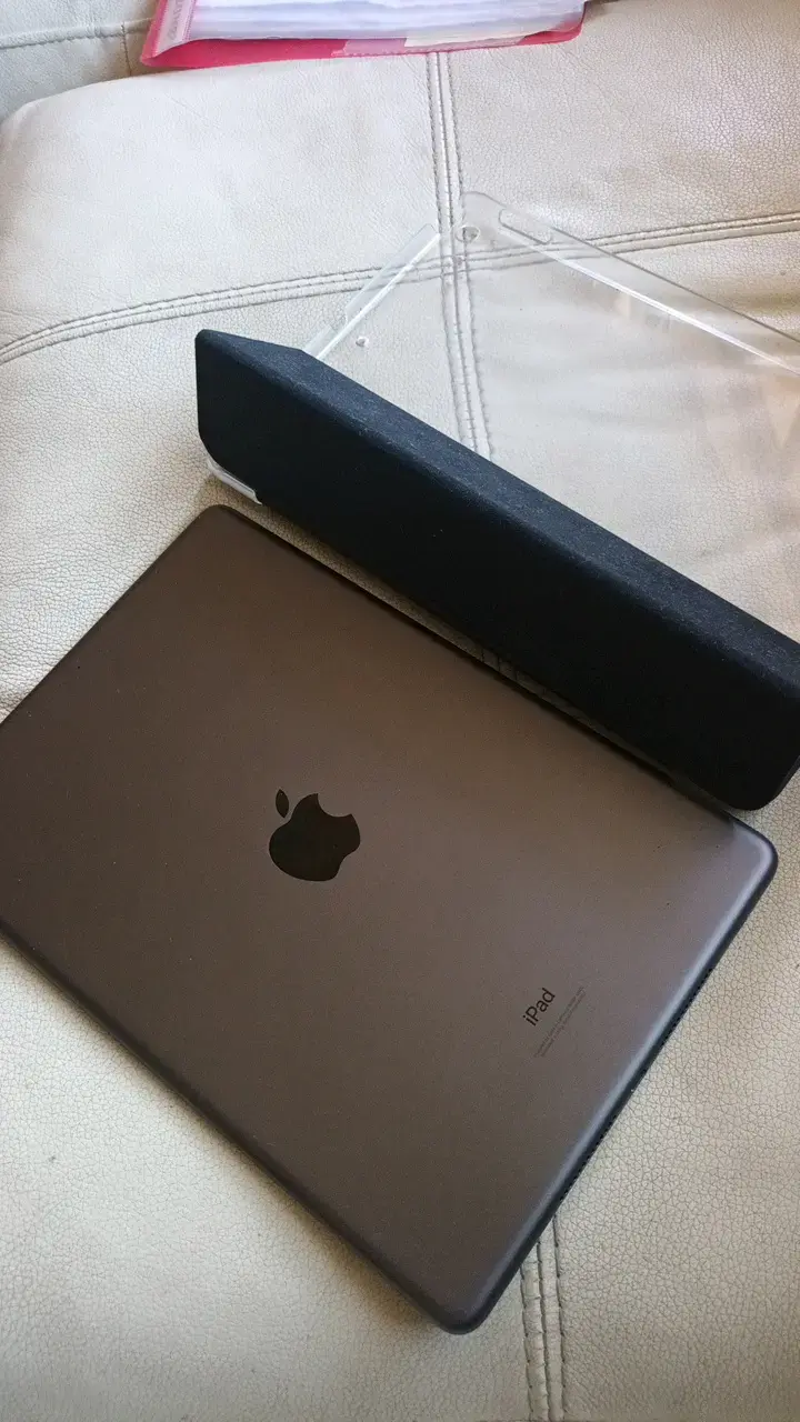 iPad con funda protectora negra - 3
