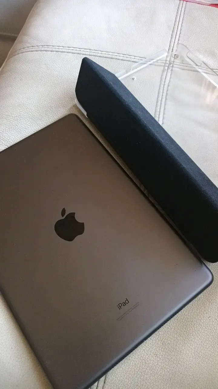 iPad con funda protectora negra - 4