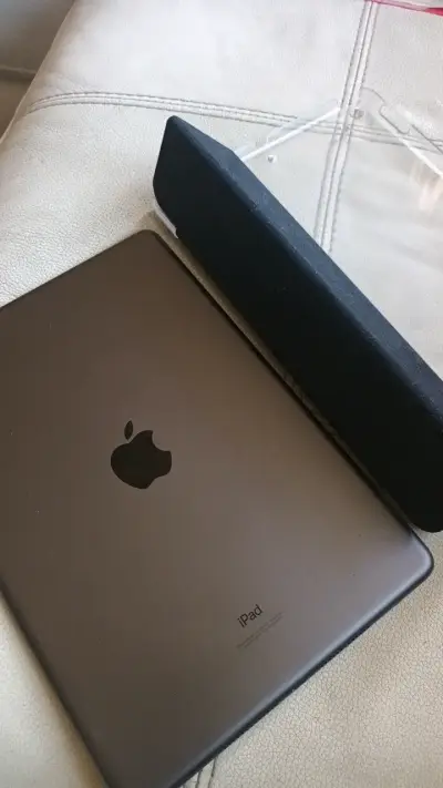 iPad con funda protectora negra - miniatura 4