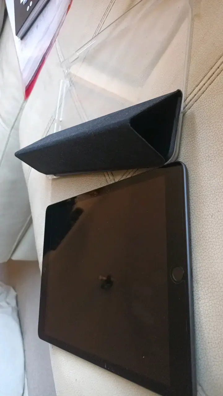 iPad con funda protectora negra - 5