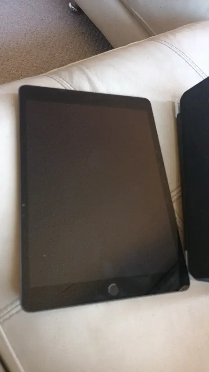 iPad con funda protectora negra - 6