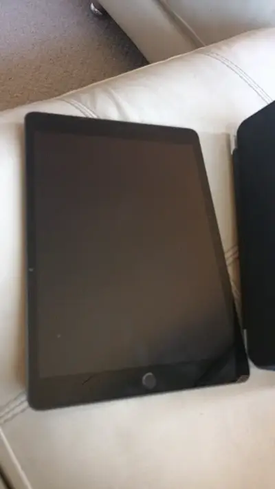 iPad con funda protectora negra - miniatura 6