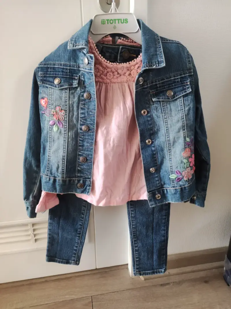Conjunto infantil de mezclilla con bordado floral