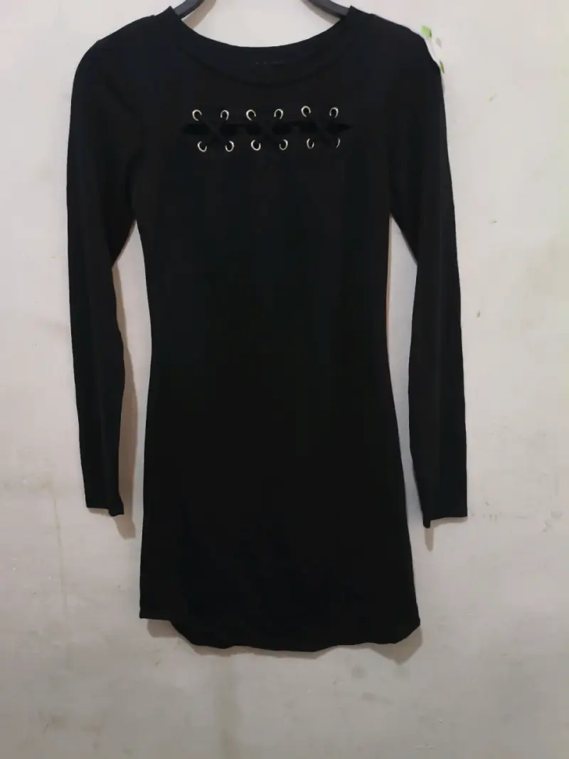 Vestido negro ajustado con ojales decorativos - 2