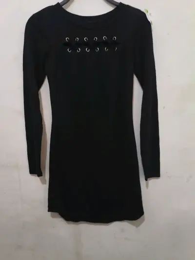 Vestido negro ajustado con ojales decorativos - miniatura 2