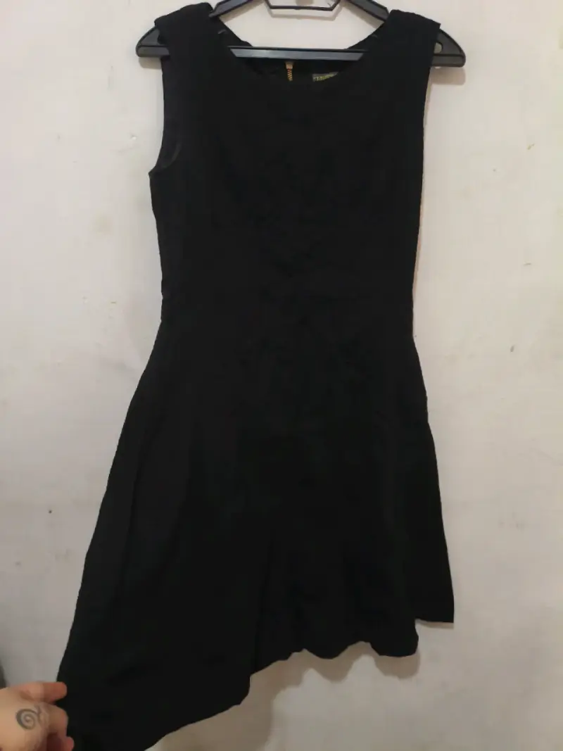 Vestido negro elegante con cierre dorado - 2