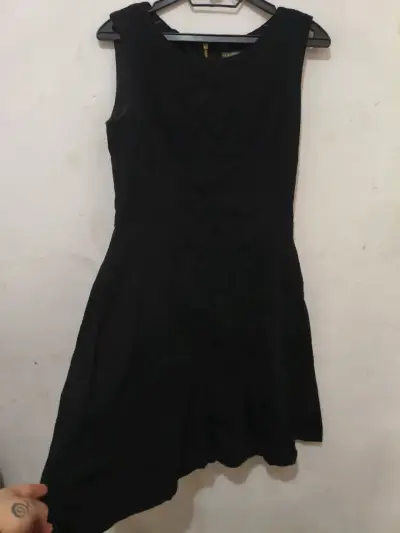 Vestido negro elegante con cierre dorado - miniatura 2