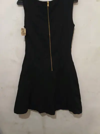 Vestido negro elegante con cierre dorado - miniatura 3