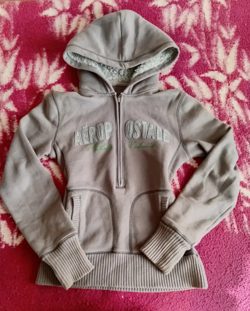 Polerón con capucha Aeropostale gris para mujer