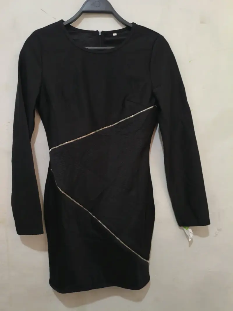 Vestido negro elegante con detalles en diagonal - 2