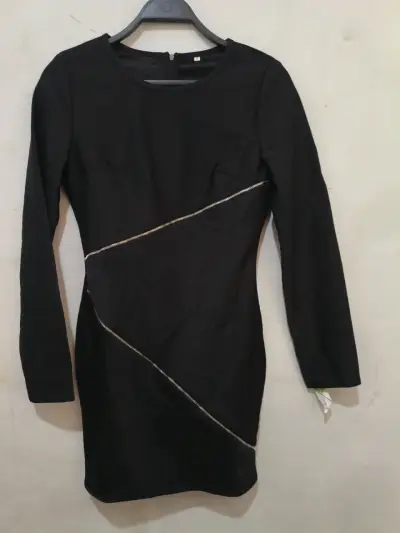 Vestido negro elegante con detalles en diagonal - miniatura 2