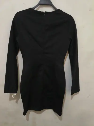 Vestido negro elegante con detalles en diagonal - miniatura 3