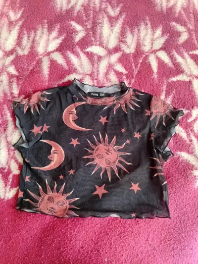 Polera corta con diseño de sol y luna Peng Da - miniatura 1