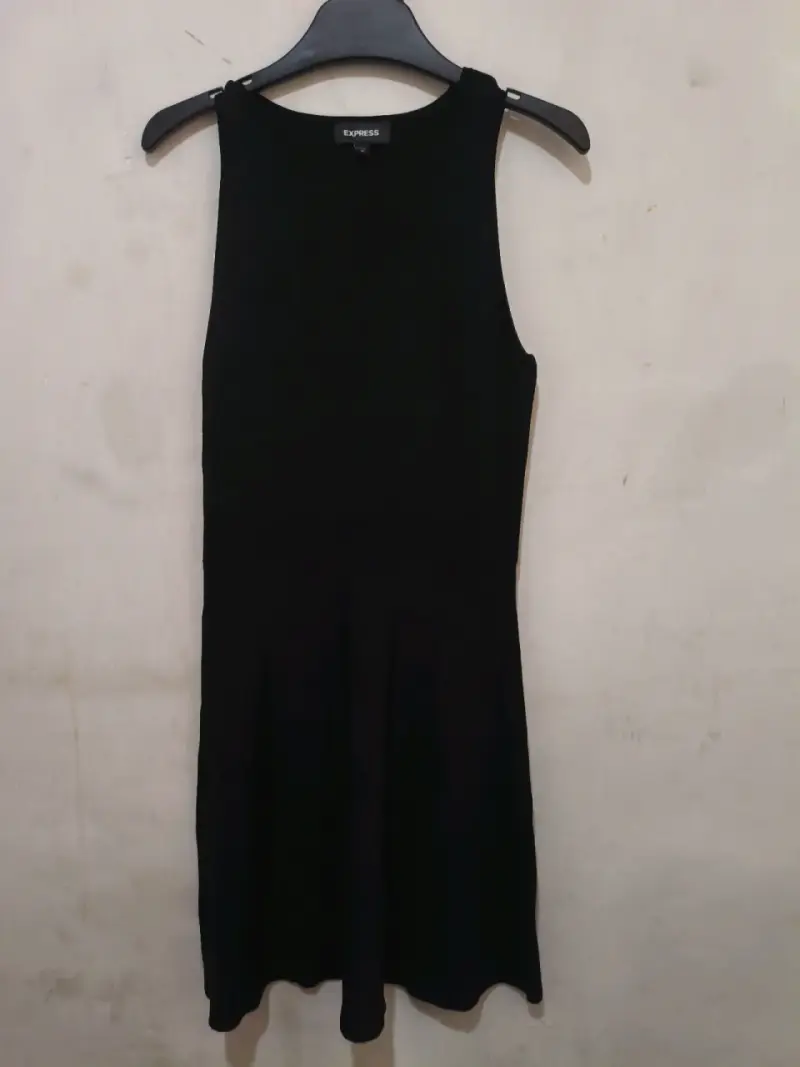 Vestido negro sin mangas elegante - 2