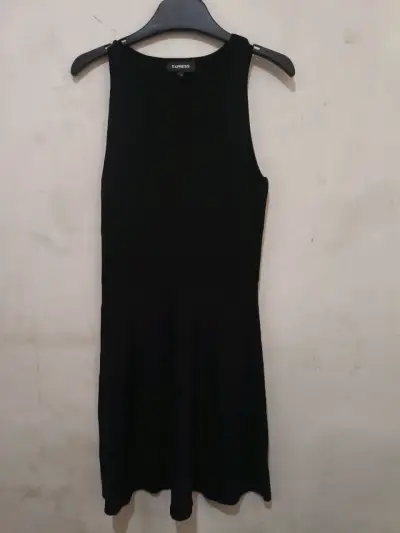 Vestido negro sin mangas elegante - miniatura 2