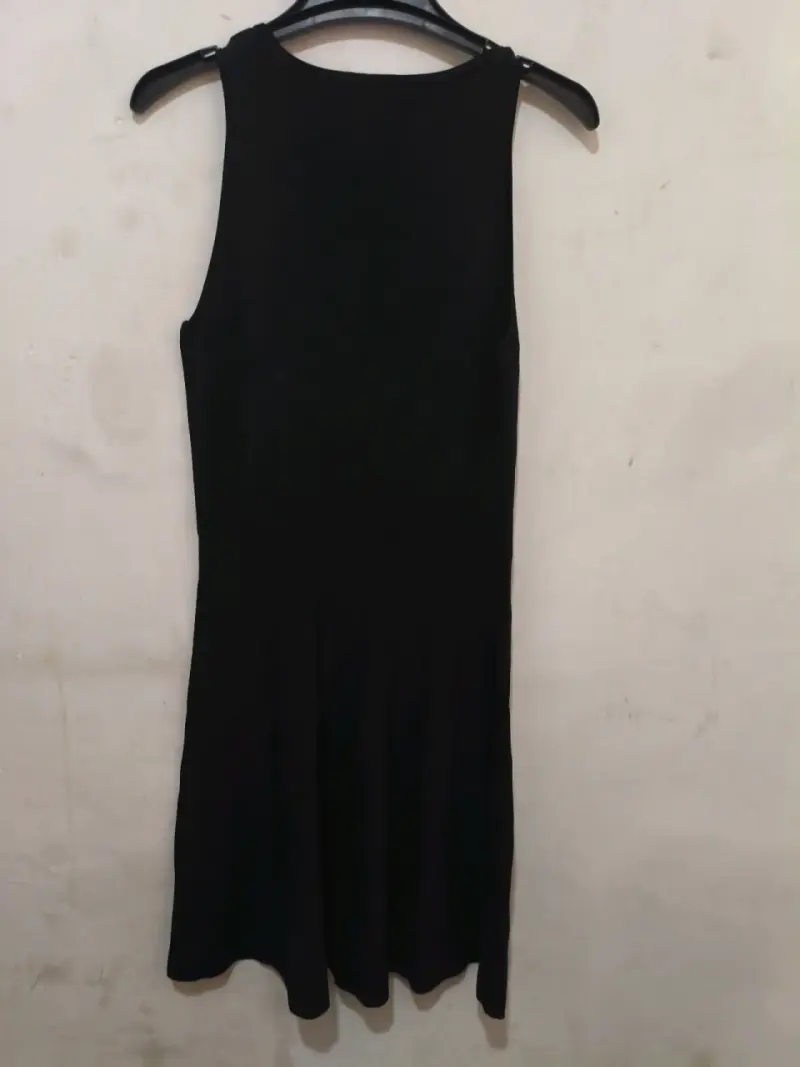Vestido negro sin mangas elegante - 3