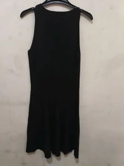 Vestido negro sin mangas elegante - miniatura 3