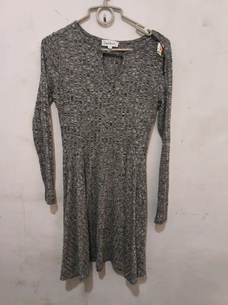 Vestido gris de punto con manga larga - 2