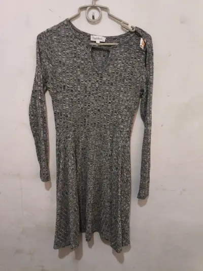 Vestido gris de punto con manga larga - miniatura 2