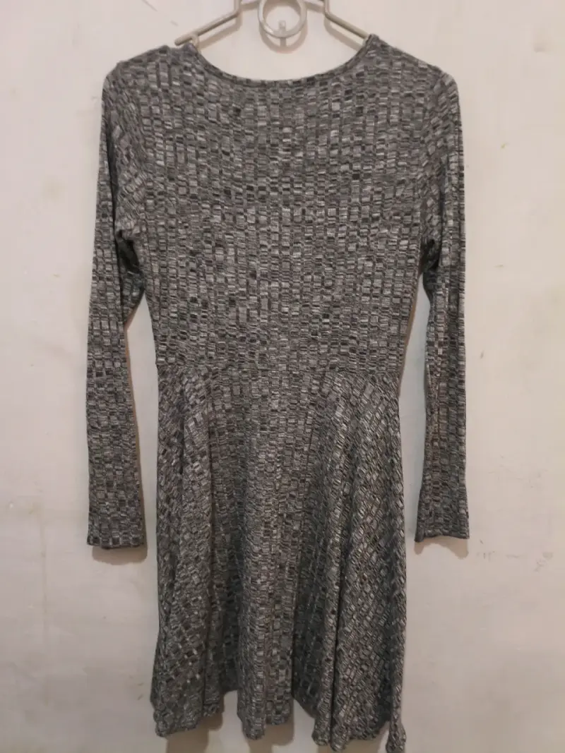 Vestido gris de punto con manga larga - 3
