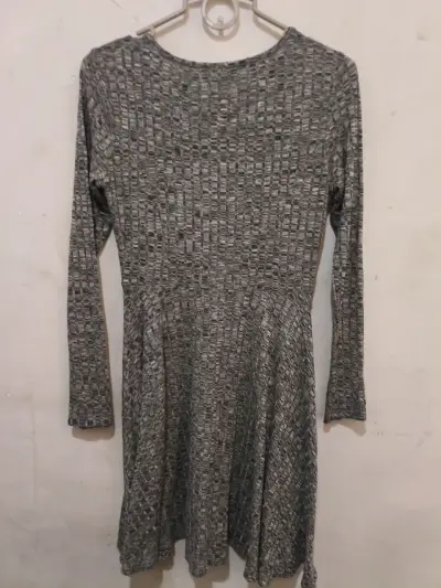 Vestido gris de punto con manga larga - miniatura 3