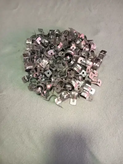 Pack 110 Abrazaderas Tipo Omega EMT 20mm - miniatura 1