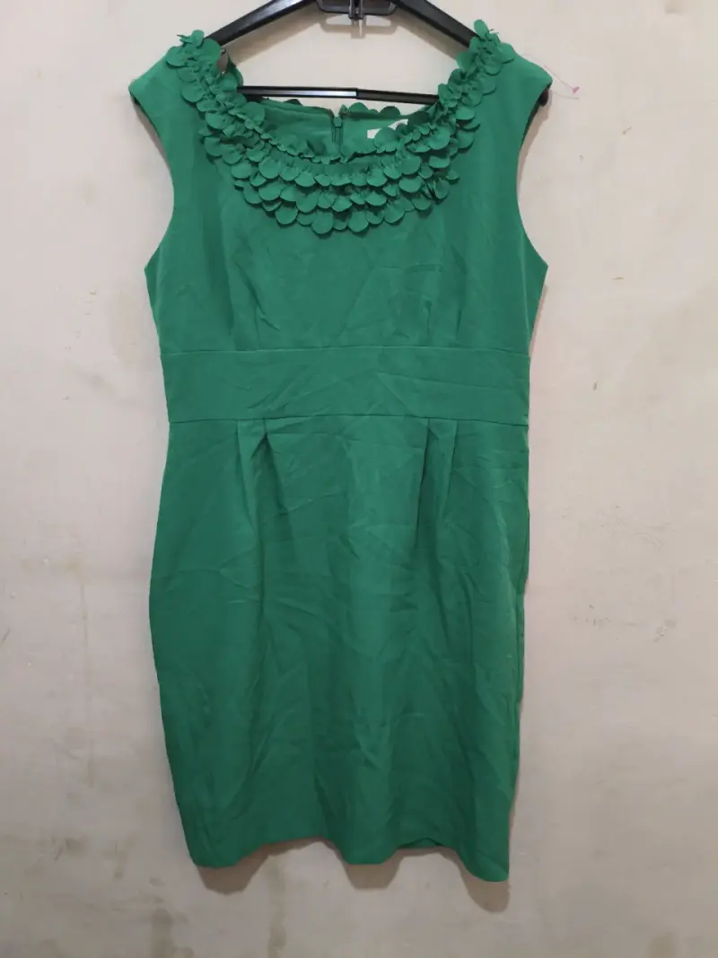Vestido verde elegante con detalles en cuello - 2