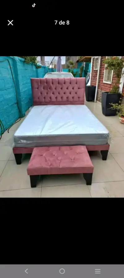 Cama matrimonial con cabecera y banqueta rosada - miniatura 1