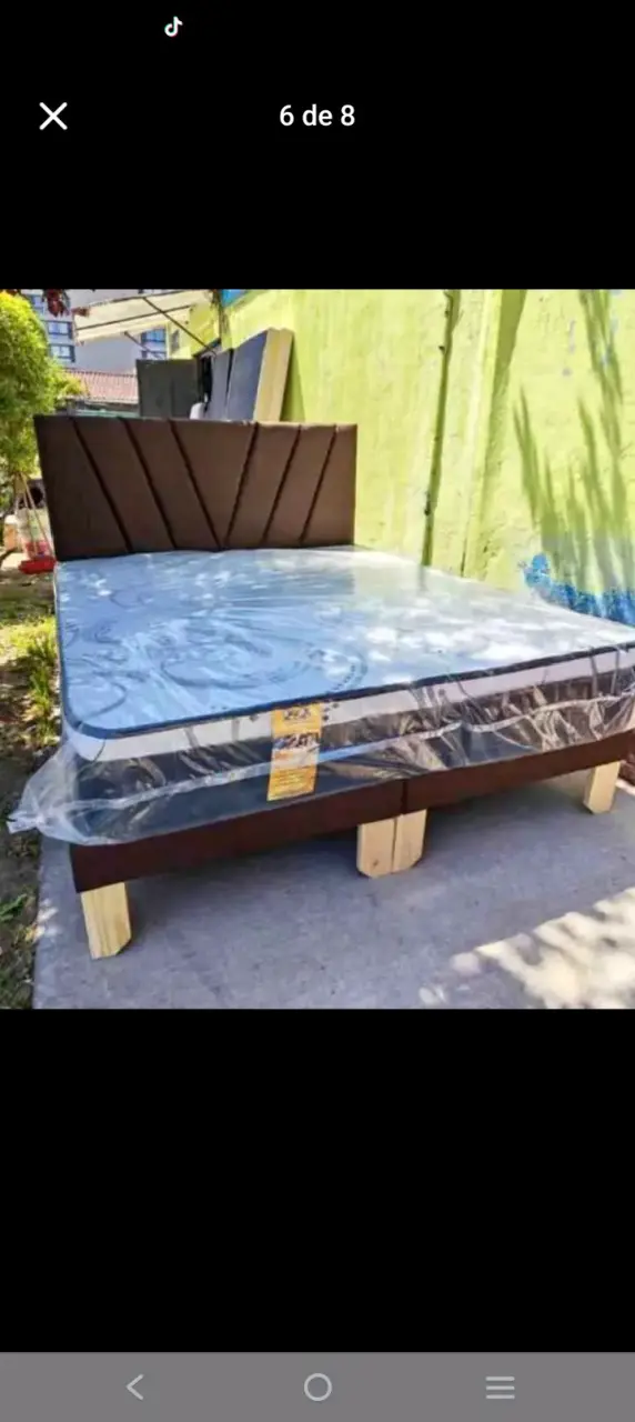 Cama matrimonial con cabecera y banqueta rosada - 3