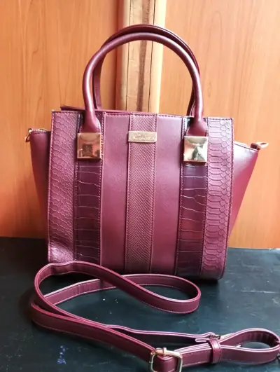 Cartera de Cuero Burdeos con Correa Desmontable - miniatura 4