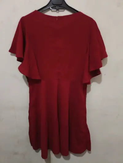 Vestido rojo elegante para mujer - miniatura 3