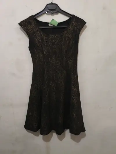 Vestido de fiesta negro con brillo elegante - miniatura 2