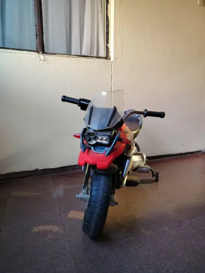 Moto eléctrica infantil BMW GS roja - miniatura 4