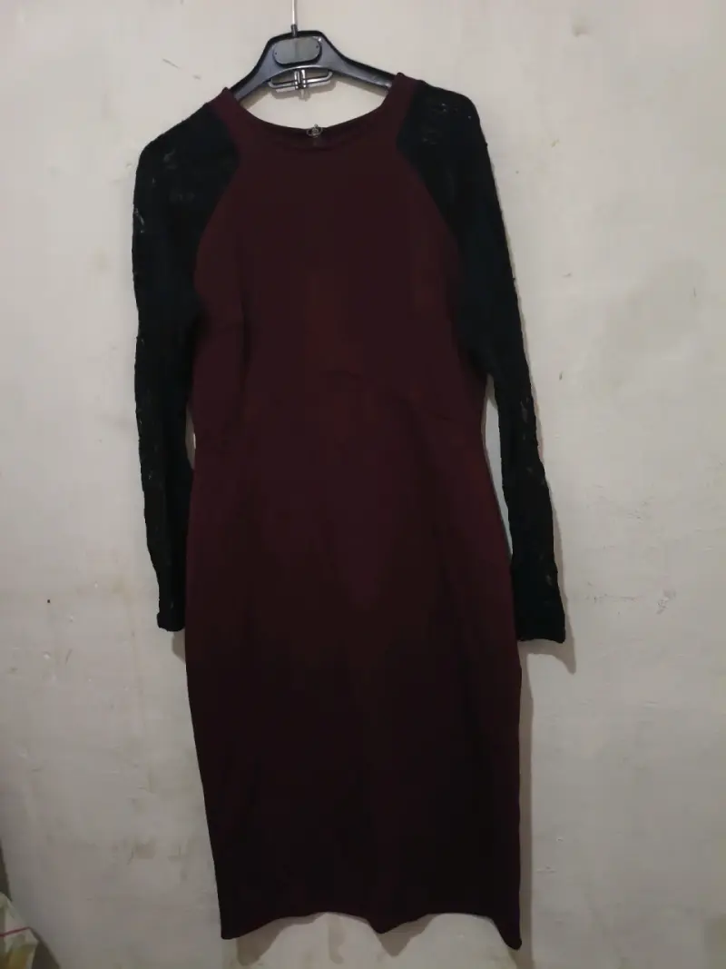 Vestido burdeos con mangas de encaje - 2