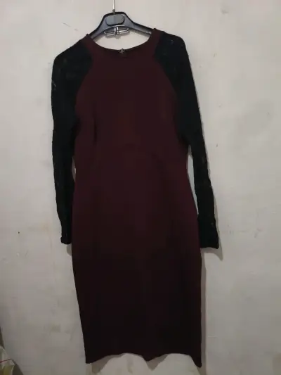 Vestido burdeos con mangas de encaje - miniatura 2
