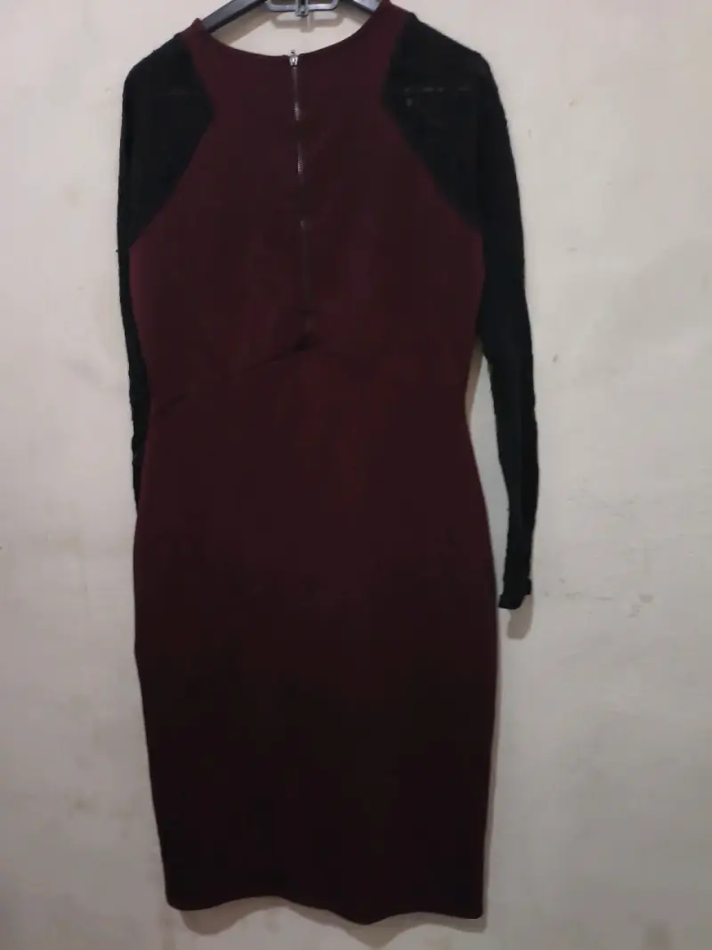Vestido burdeos con mangas de encaje - 3