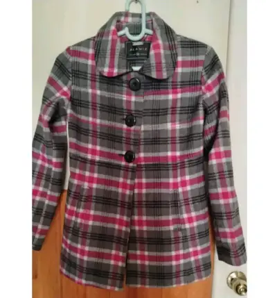 Abrigo negro con cuello de piel sintética - miniatura 3